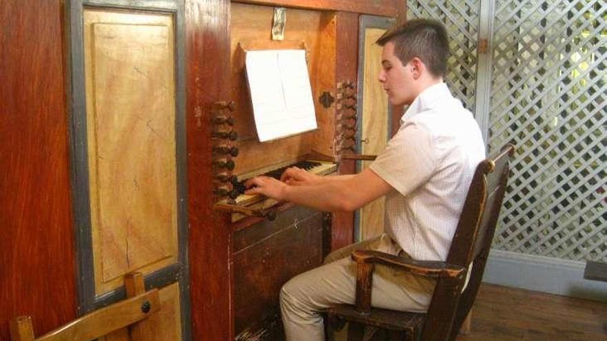 El joven David García ofrece un concierto de órgano en el convento de las Carmelitas