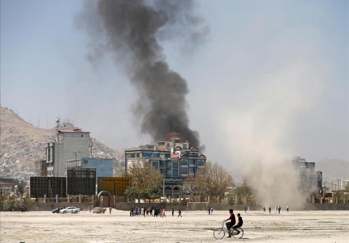 undefined44721672 smoke rises from the site of an attack in kabul  afghanistan180821105611