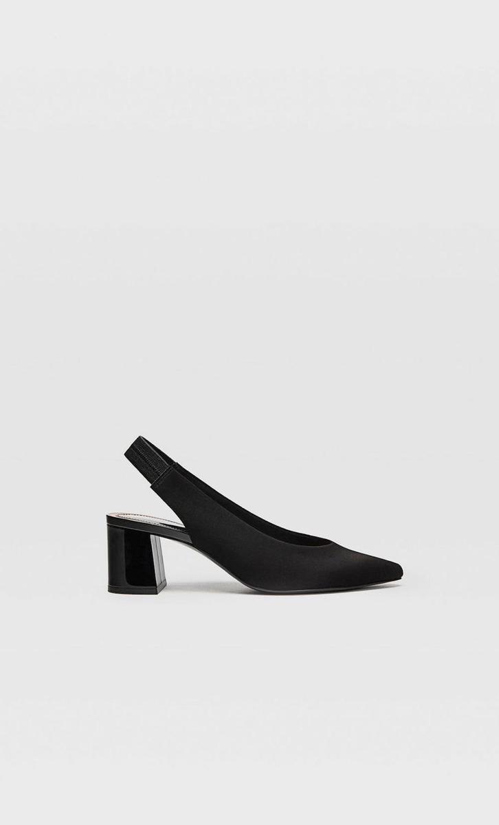 Zapato negro destalonado de Stradivarius. (Precio: 19,99 euros)