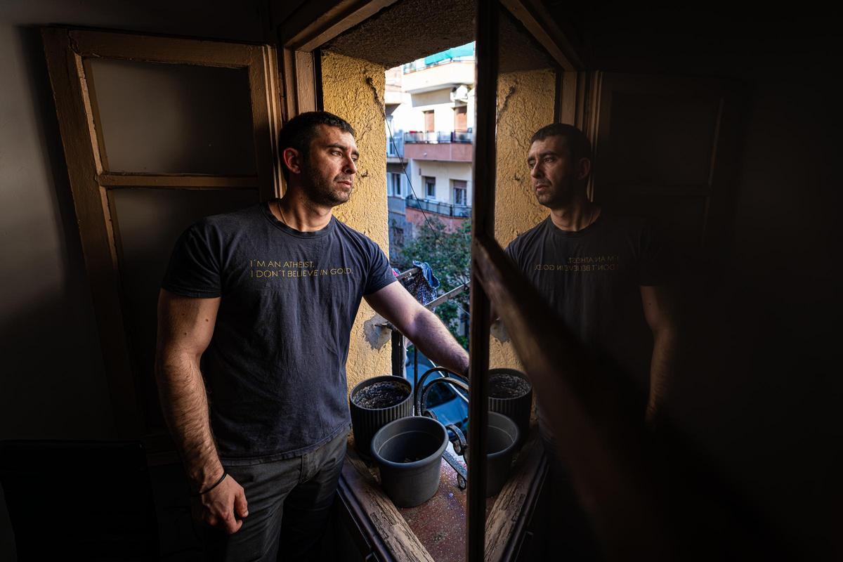Joan Ginesta, en la ventana de su piso en la calle Holanda, 36, en el barrio de la Torrassa de L'Hospitalet de Llobregat.