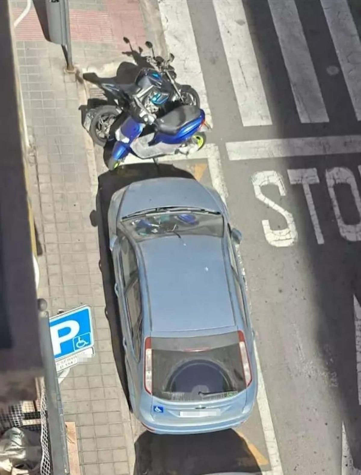 Varias motocicletas aparcadas junto al aparcamiento de un usuario afectado en Alicante