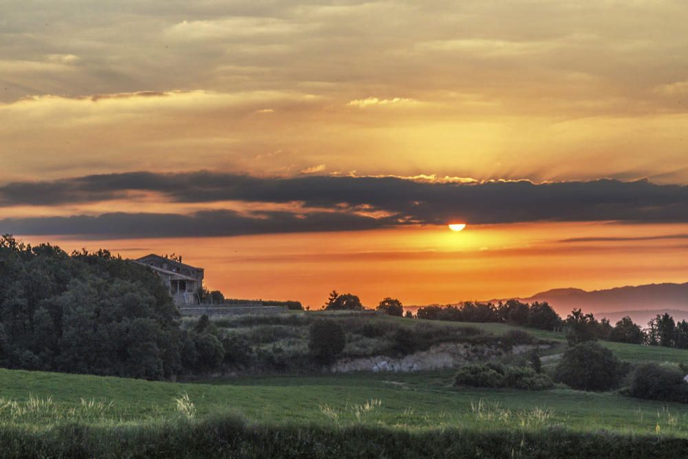 Matinada. Comença el dia al Moianès i el sol comença a escalfar i il·luminar els camps.