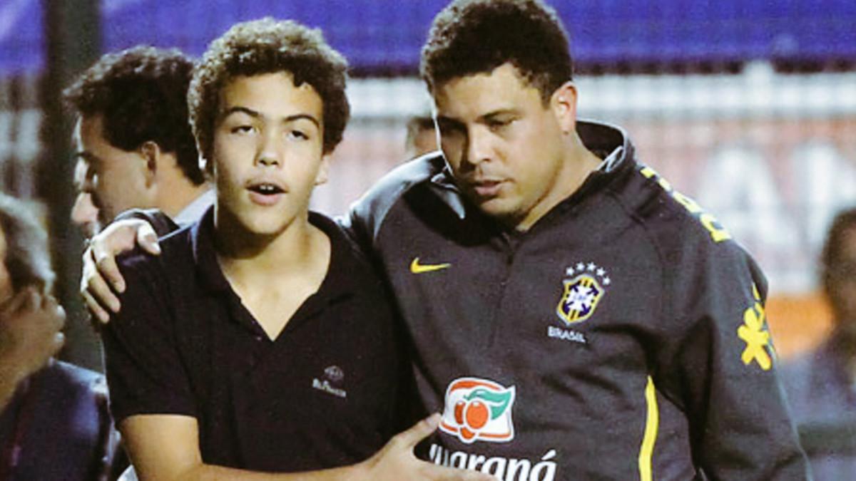 Ronaldo, con su hijo Ronald en una fotografía de hace años