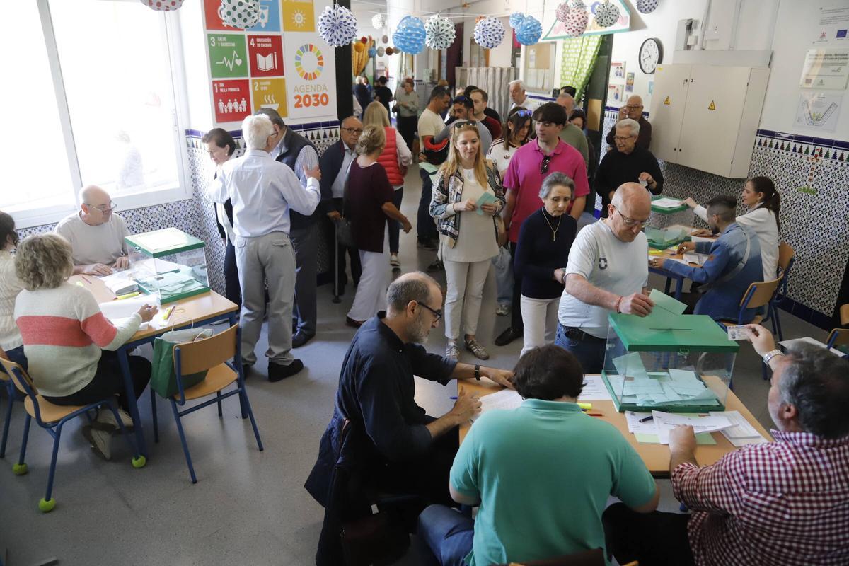 Votaciones en el colegio Colón, en Córdoba.