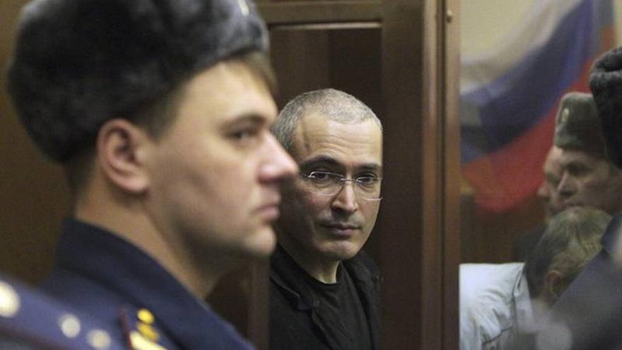 Jodorkovski sale de la cárcel tras ser indultado por Putin
