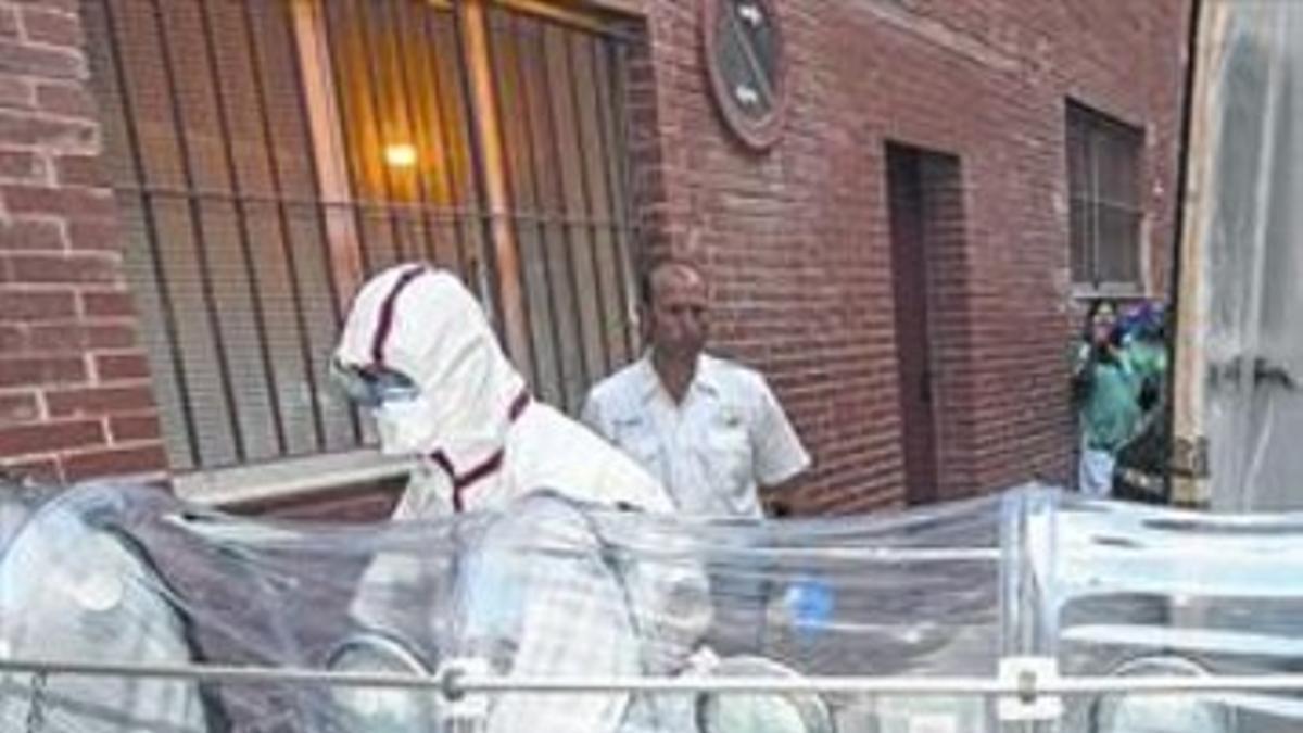 Sanitarios con trajes de protección trasladan ayer a un joven al hospital en Murcia. El paciente, con fiebre y vómitos, regresó hace seis días de Mali.