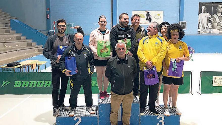 Los medallistas del Torneo de Dobles junto al edil de Deportes. // FdV