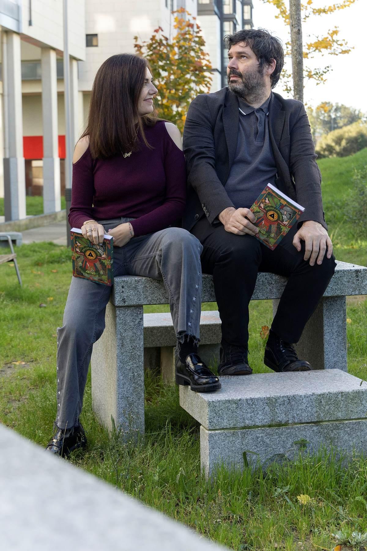 Ledicia Costas y Luismi Pérez posan con su nuevo librojuego.