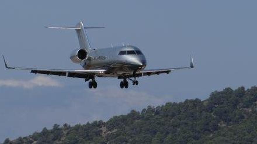 Un avión privado aterriza en el aeropuerto de Ibiza.