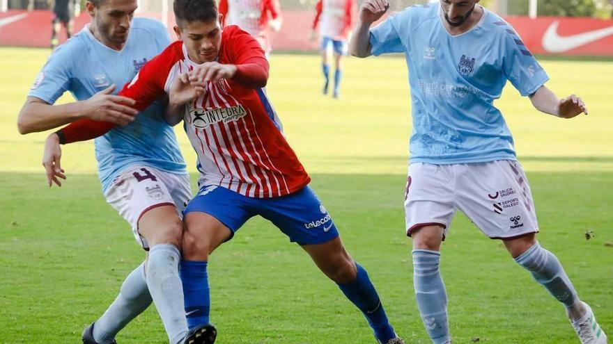 Berto conduce el balón ante la oposición de los jugadores del Pontevedra Víctor y Álex Fernández.