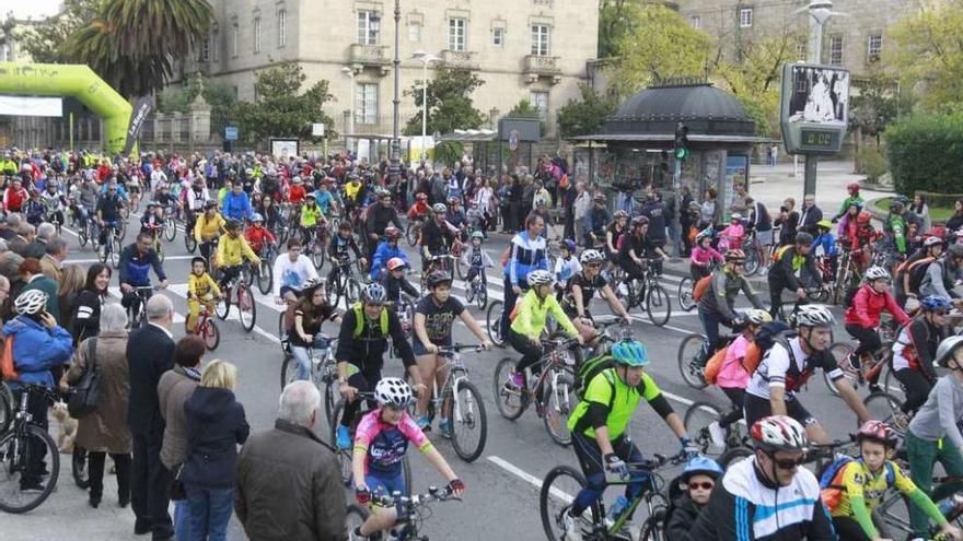 Imagen de la salida del Día de la Bici, ayer en la Alameda de Ourense. // Jesús Regal