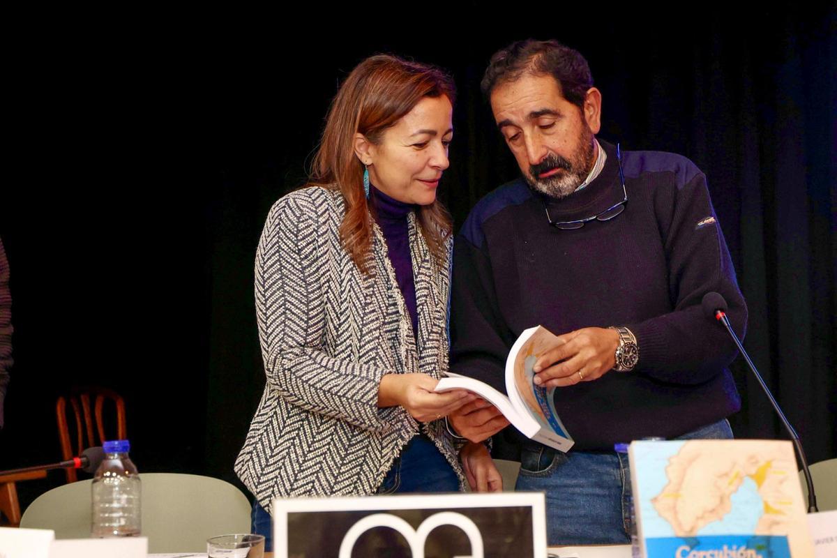 Marta Villaverde e Santiago Llovo na presentación en Corcubión.