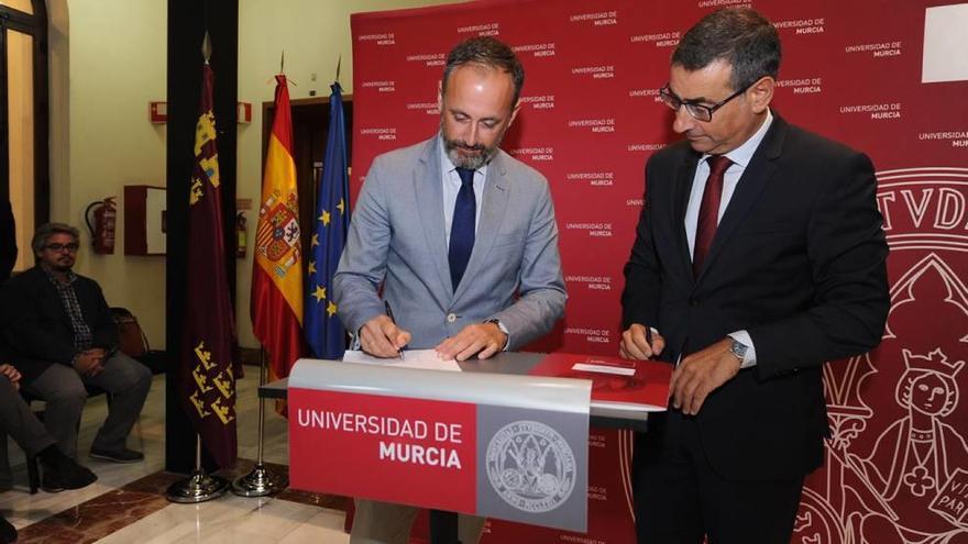 Momento de la firma del convenio RSC.