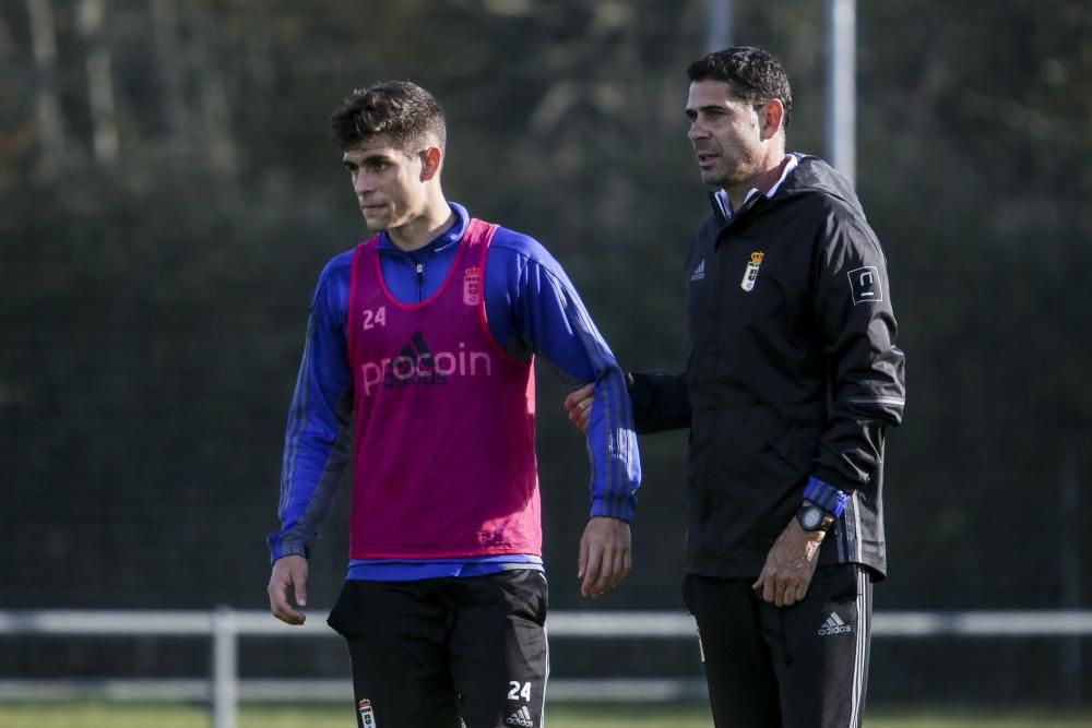 Entrenamiento del Real Oviedo a puerta abierta en El Requexón