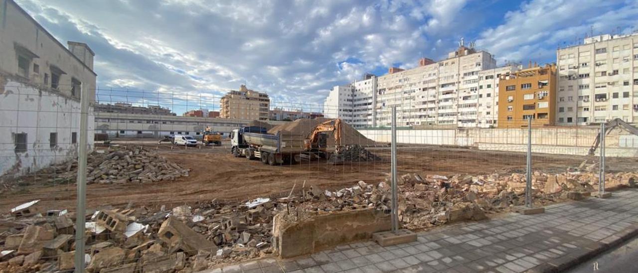 El muro que cercaba el cuartel en la calle Alfons el Savi ha sido demolido.