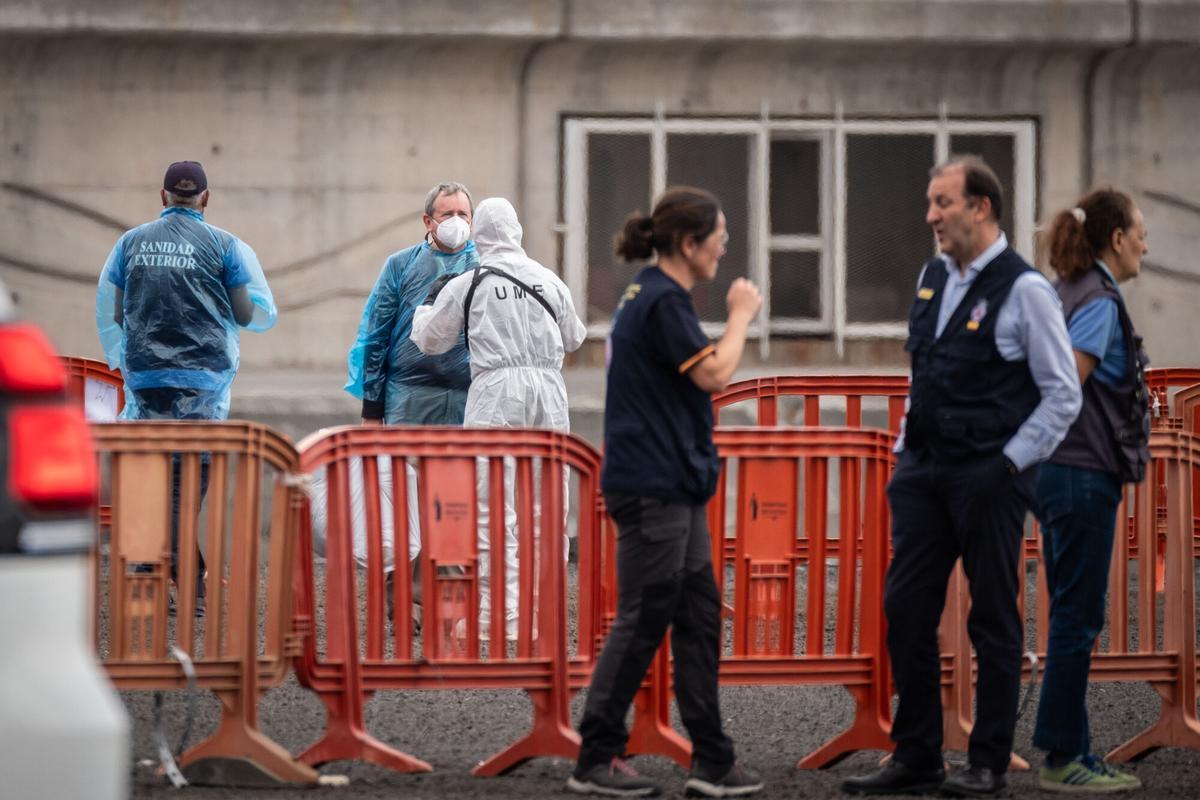 Las mejores imágenes del desembarco del MV Hondius en el Puerto de Granadilla