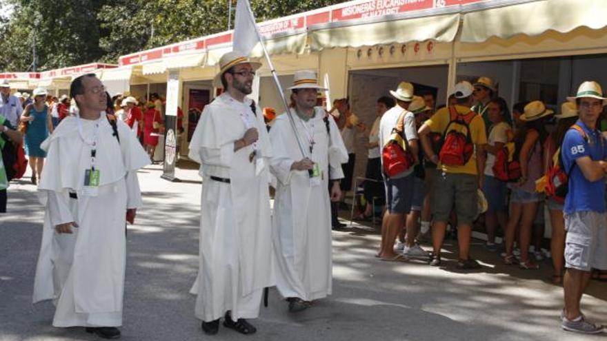 articipantes en la Jornada Mundial de la Juventud se interesan por los puestos instalados en la Feria de las Vocaciones, en el parque del Retiro, en los que representantes de órdenes, movimientos y grupos religiosos facilitan información a quienes se lo requieran.