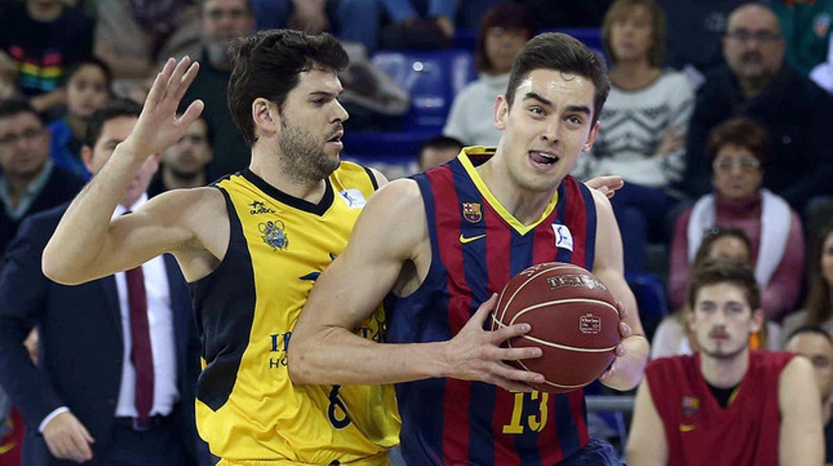 Thomas Satoransky avança amb la pilota davant Ricardo Úriz, en el partit que ha enfrontat el Barça i el Tenerife al Palau. Thomas Satoransky avança amb la pilota davant Ricardo Úriz, en el partit que ha enfrontat el Barça i el Tenerife al Palau.
