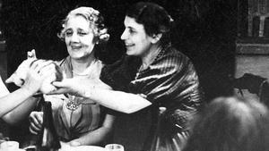 Retrato de las psicoanalistas Melanie Klein y Anna Freud