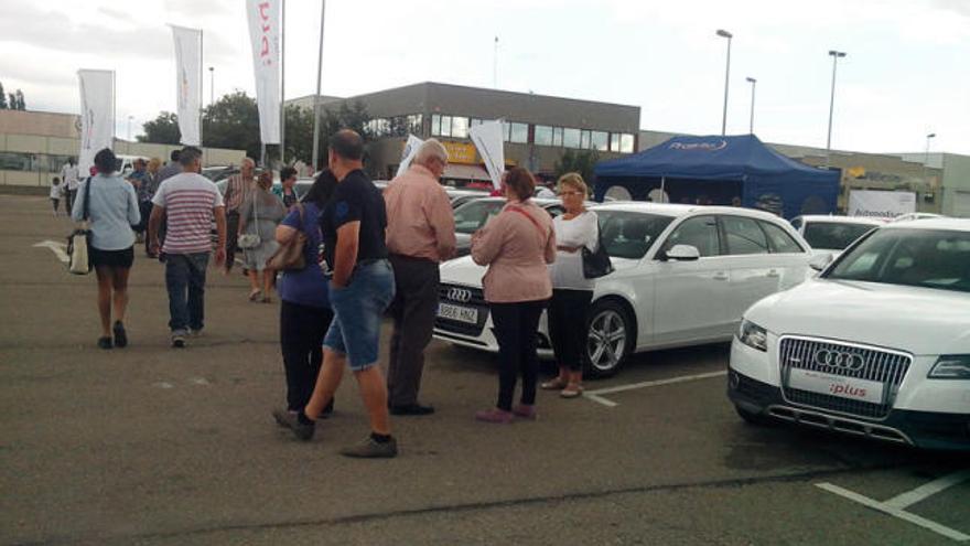 La gent aprofita les fires de vehicles d&#039;ocasió.