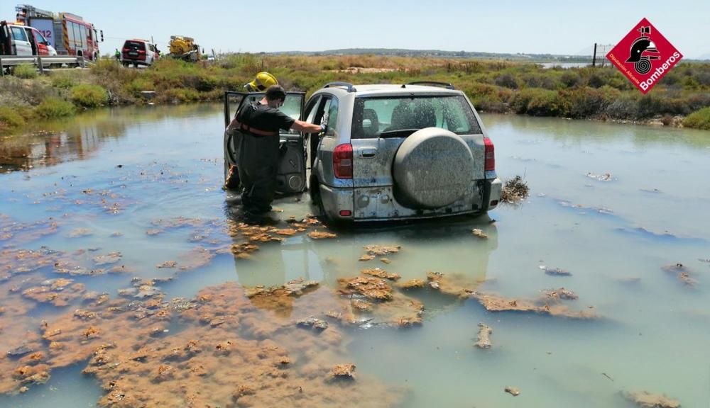 Herida una conductora al acabar su coche en una charca en Santa Pola