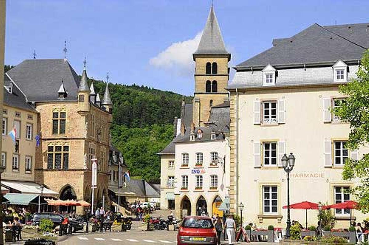 Plaza del Mercado y Basílica de Echternach al atardecer.