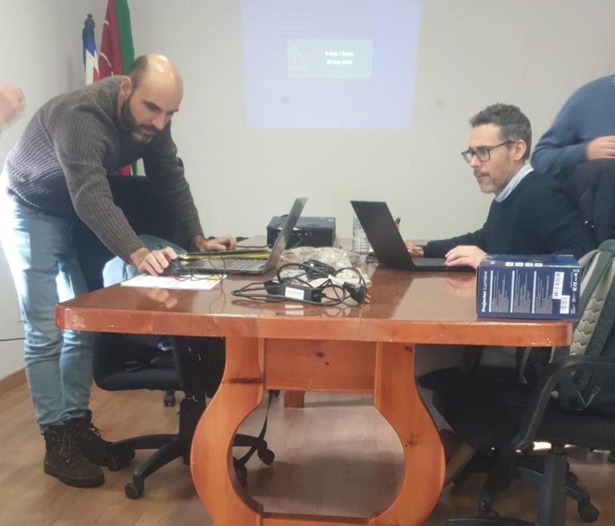 Técnicos en el Ayuntamiento de Villalcampo donde se levantó acta.  | A. V.