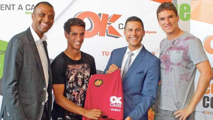 Molango, Salomao, Ktiri y Ansotegi posan con la camiseta con el logo de ´Ok Cars´.