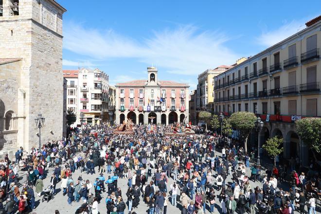 El Jesús Nazareno de Zamora, tras una noche larga de procesión: sopas de ajo en Tres Cruces y llegada a la Plaza Mayor