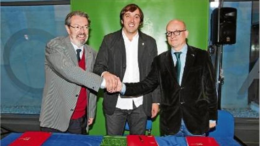 El rector de la UVic, Jordi Montaña, l&#039;alcalde Albert Santaugini i el vicerector de la UdG, Joaquim M. Puigvert.