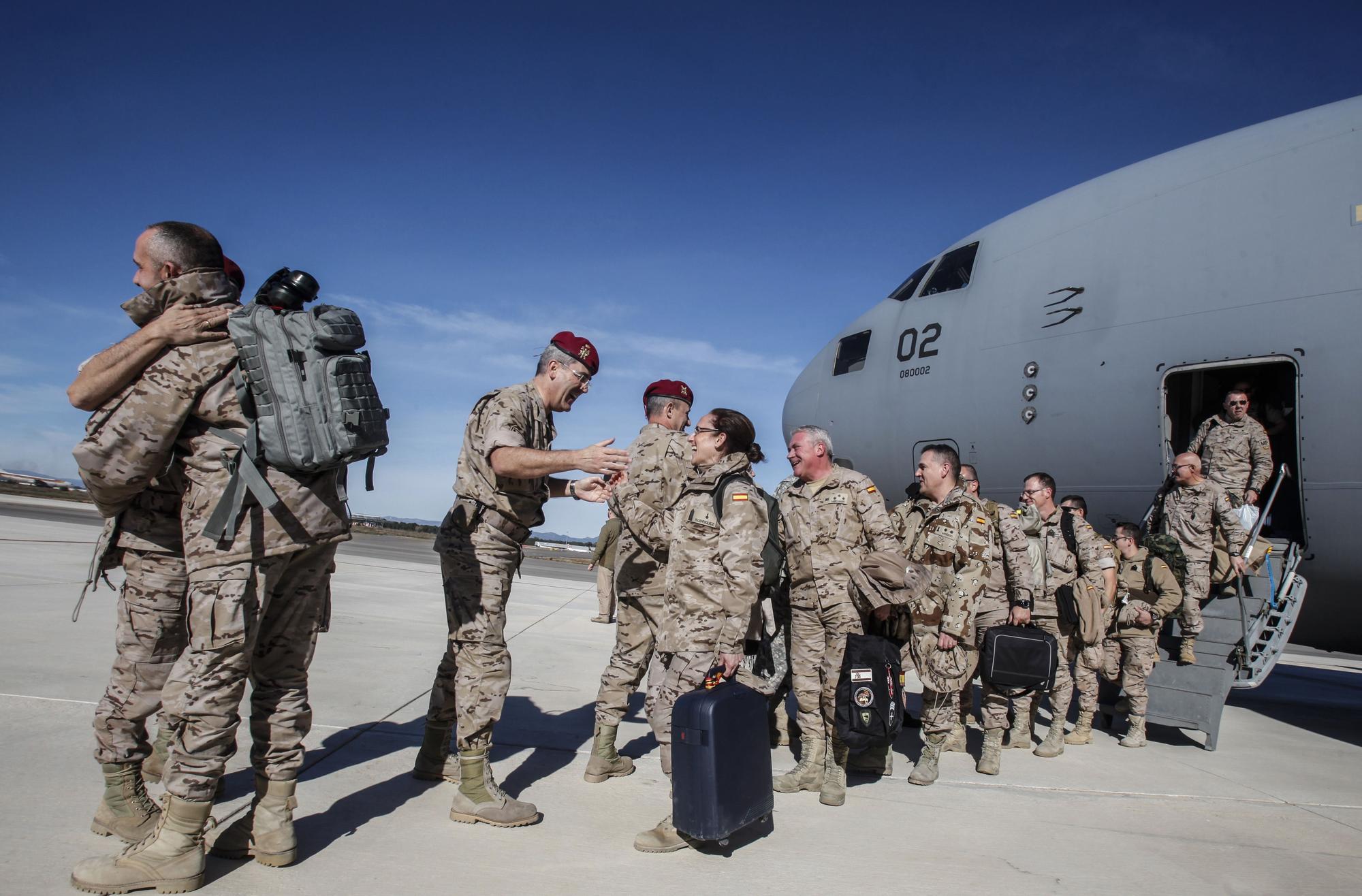 Un grupo de militares de regreso de Afganistán tras participar en una misión de la OTAN.