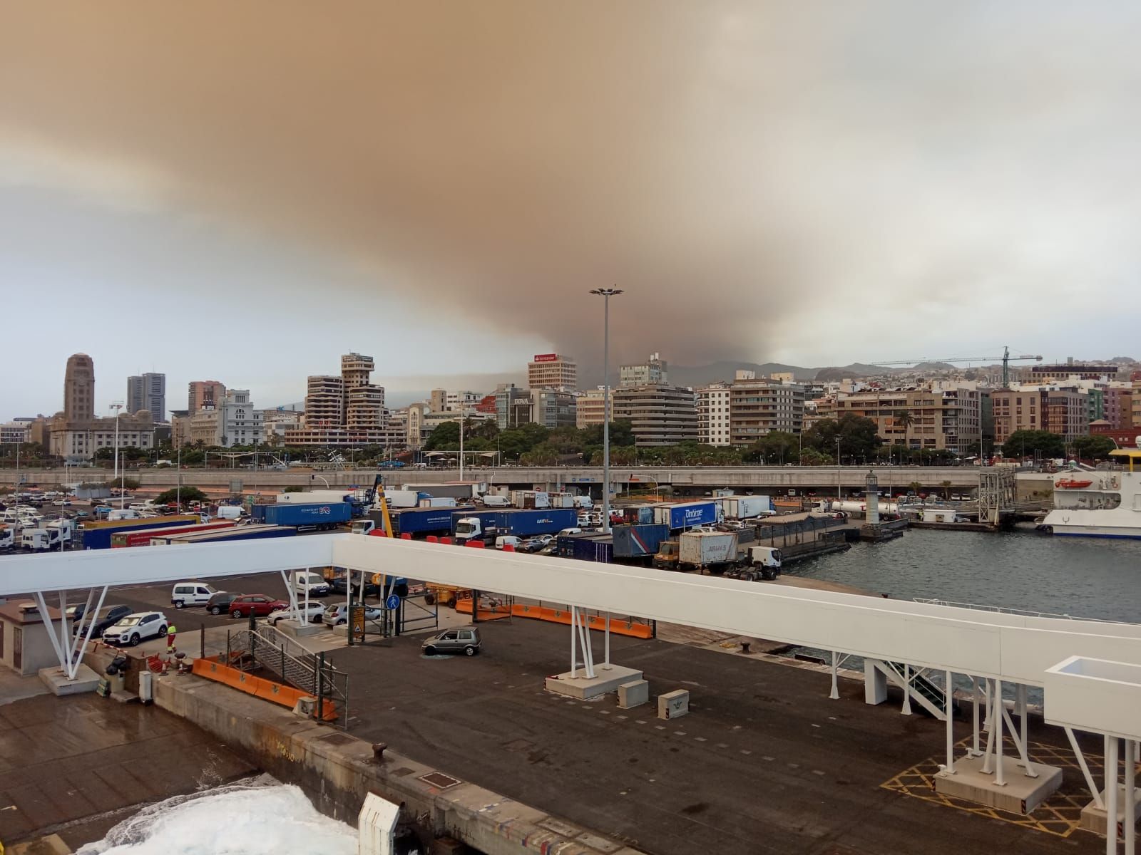 Así se ve el incendio de Arafo - Candelaria desde distintos puntos de la isla