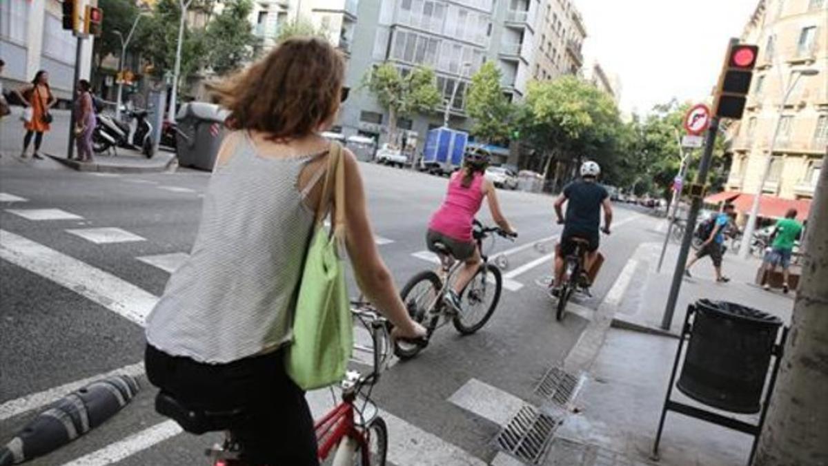 Una bicicleta pasa en rojo en Consell de Cent, el viernes, para incorporarse al carril bici de Girona.