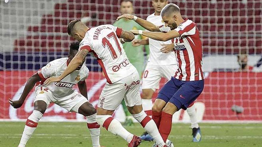 Trajkovski lucha el balón con Carrasco y con Sedlar al fondo.