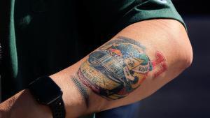 Imagen de archivo del tatuaje de un hombre.