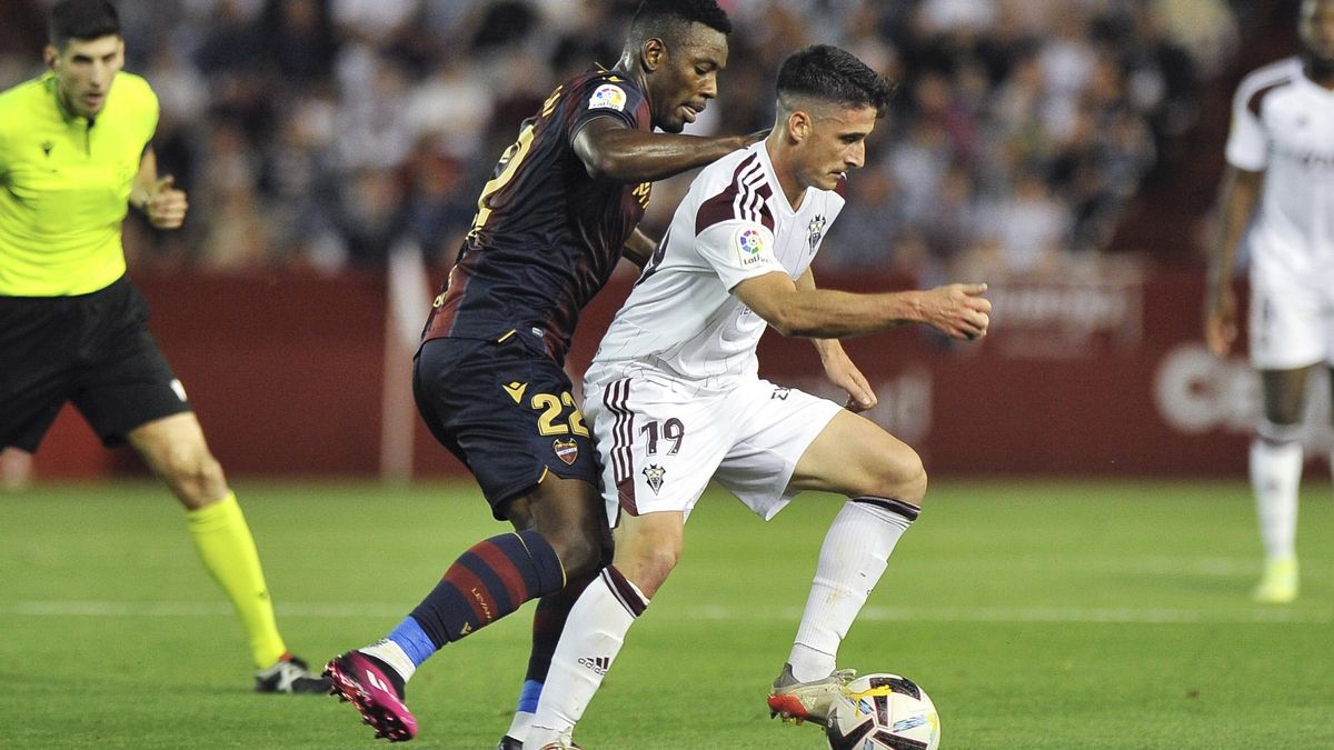 Olaetxea conduce el balón.