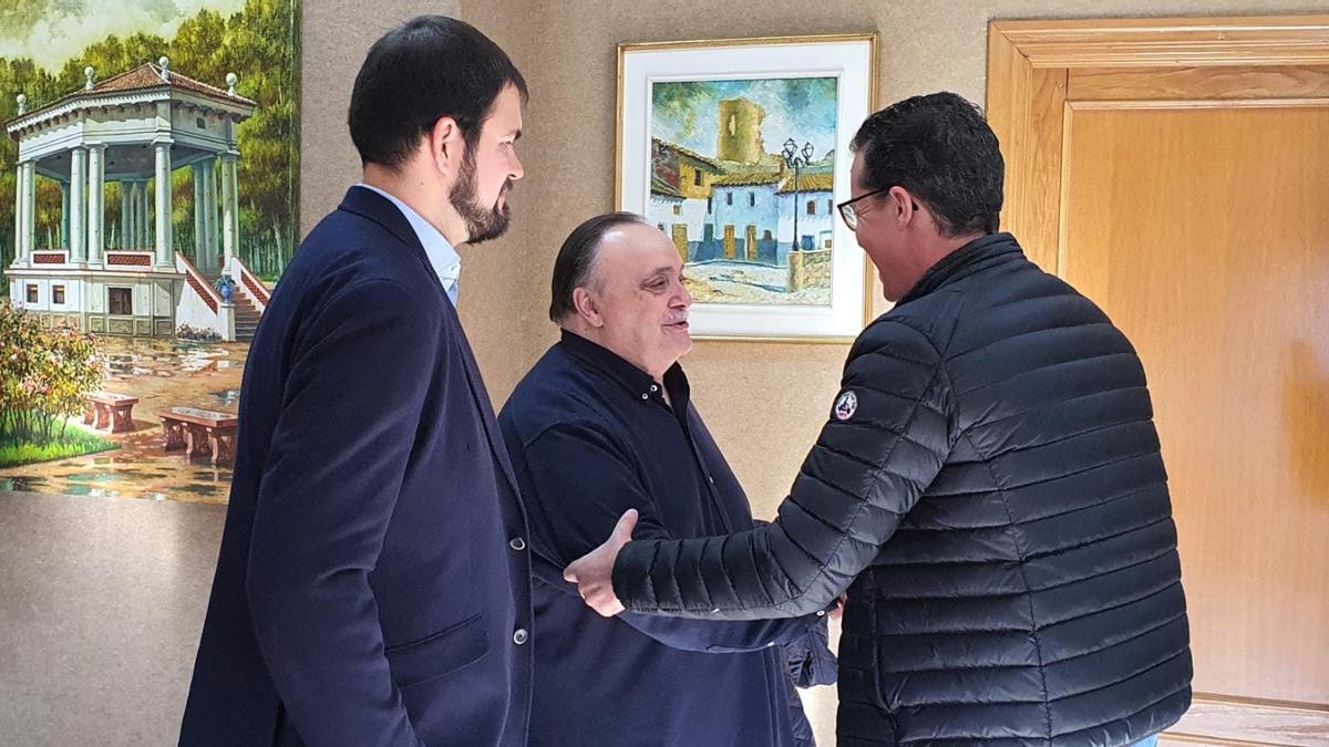 El alcalde felicitando al marido y al hijo de Ana María Sánchez esta mañana en el salón de plenos.