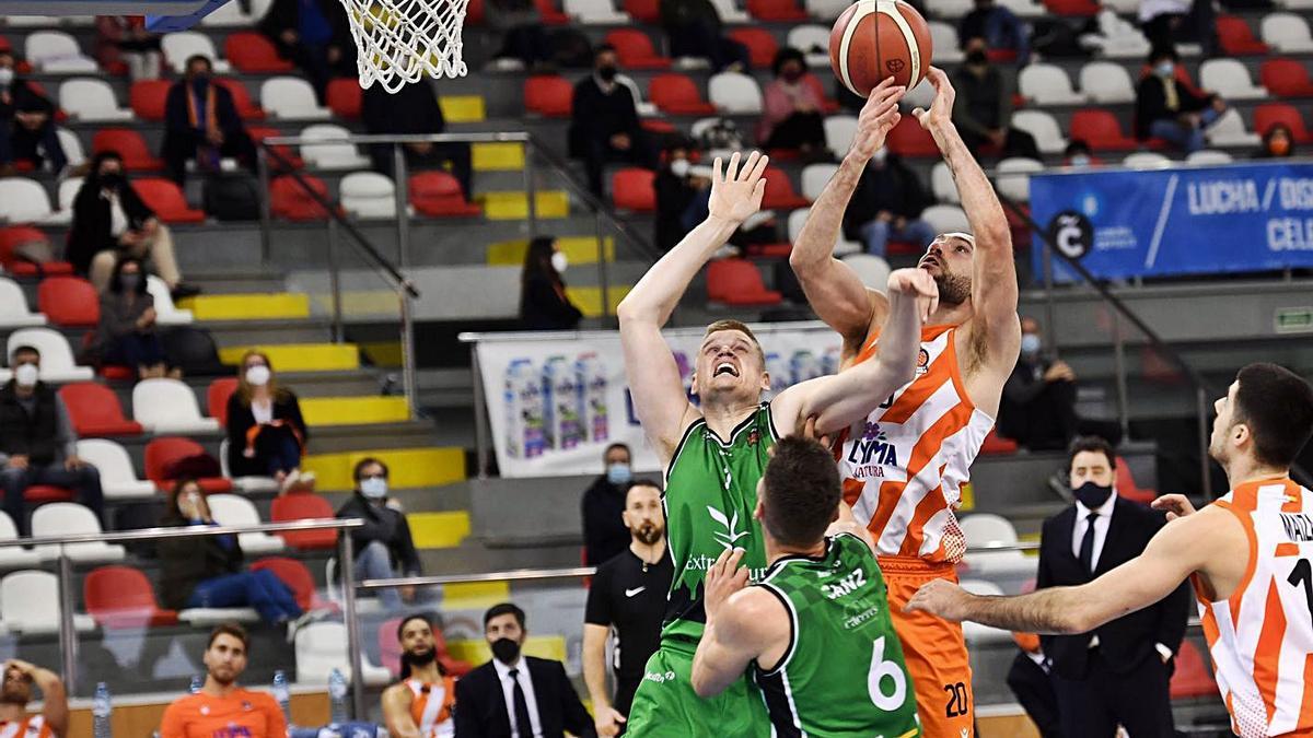 Matulionis lanza a canasta durante el partido del pasado fin de semana contra Cáceres. |  // CARLOS PARDELLAS