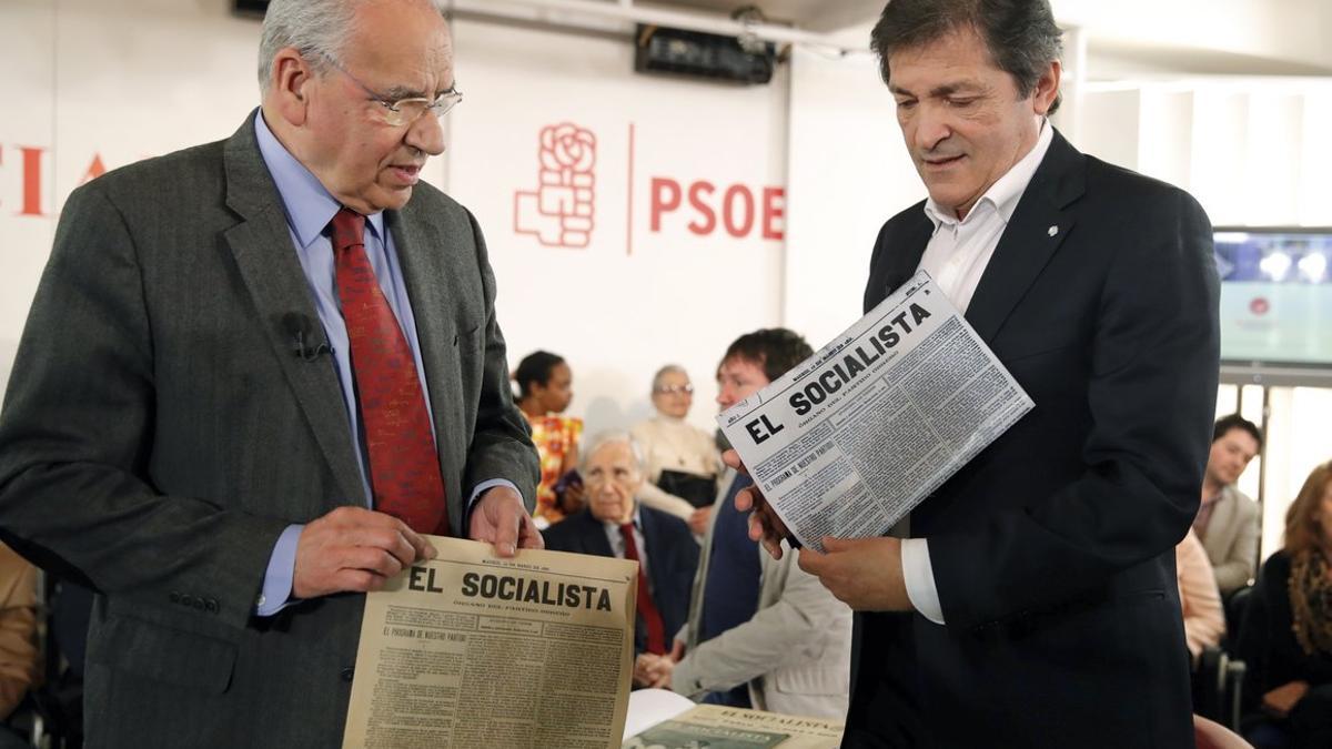 El exvicepresidente Alfonso Guerra con el entonces presidente de la gestora del PSOE, Javier Fernández, el 26 de enero de 2017 en Ferraz.