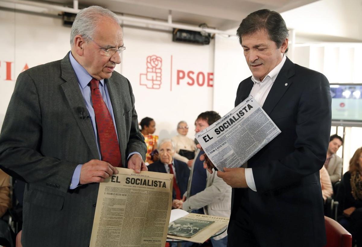 GRA366. MADRID, 26/01/2017.- El presidente de la Comisión Gestora del PSOE, Javier Fernández (d), y el presidente de la Fundación Pablo Iglesias, Alfonso Guerra, durante su intervención en el acto de presentación de la nueva etapa de la revista El socialista, hoy en la sede de Ferraz en Madrid. EFE/JuanJo Martín