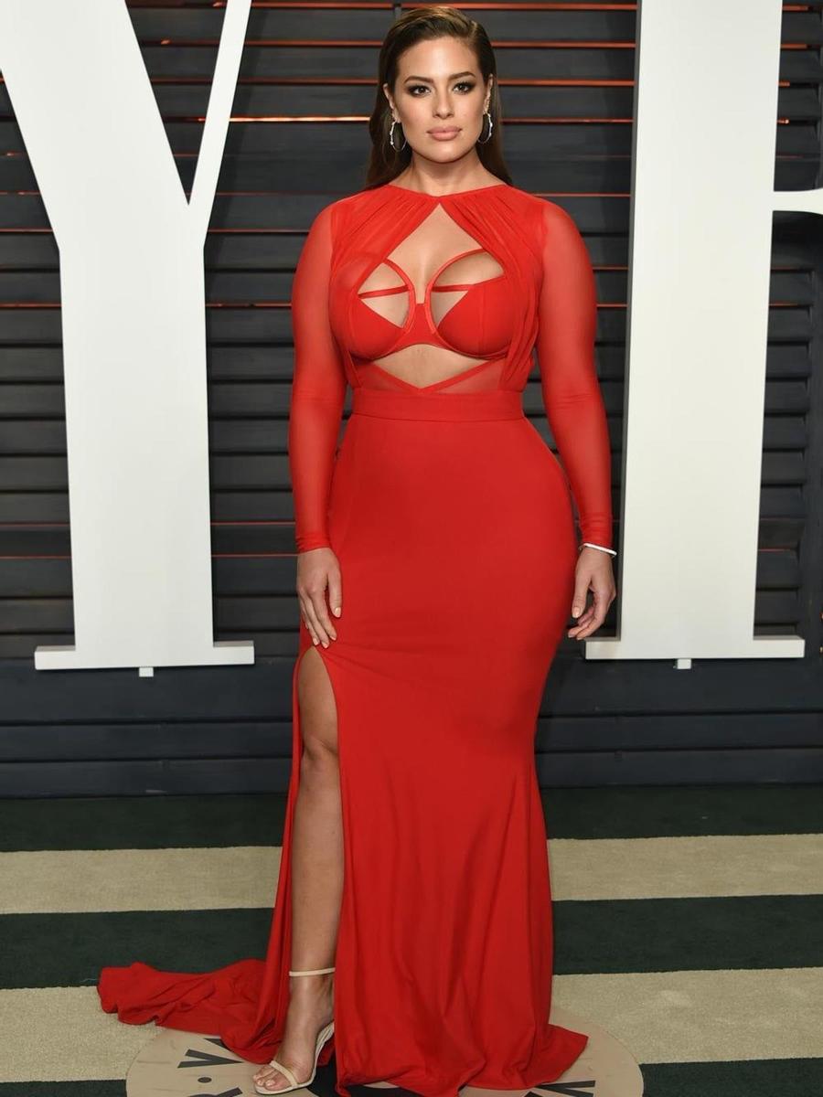 La modelo Ashley Graham con un vestido rojo siguiendo la tendencia de enseñar el suje