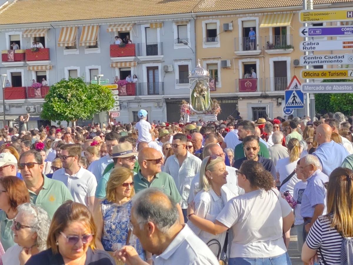 Una multitud acompaña a la Virgen de Araceli en la romería de subida