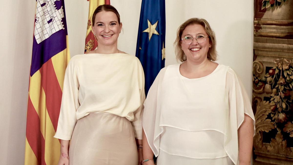 La presidenta del Govern, Marga Prohens, junto a la alcaldesa de Llucmajor, Xisca Lascolas, en el Consolat de Mar.