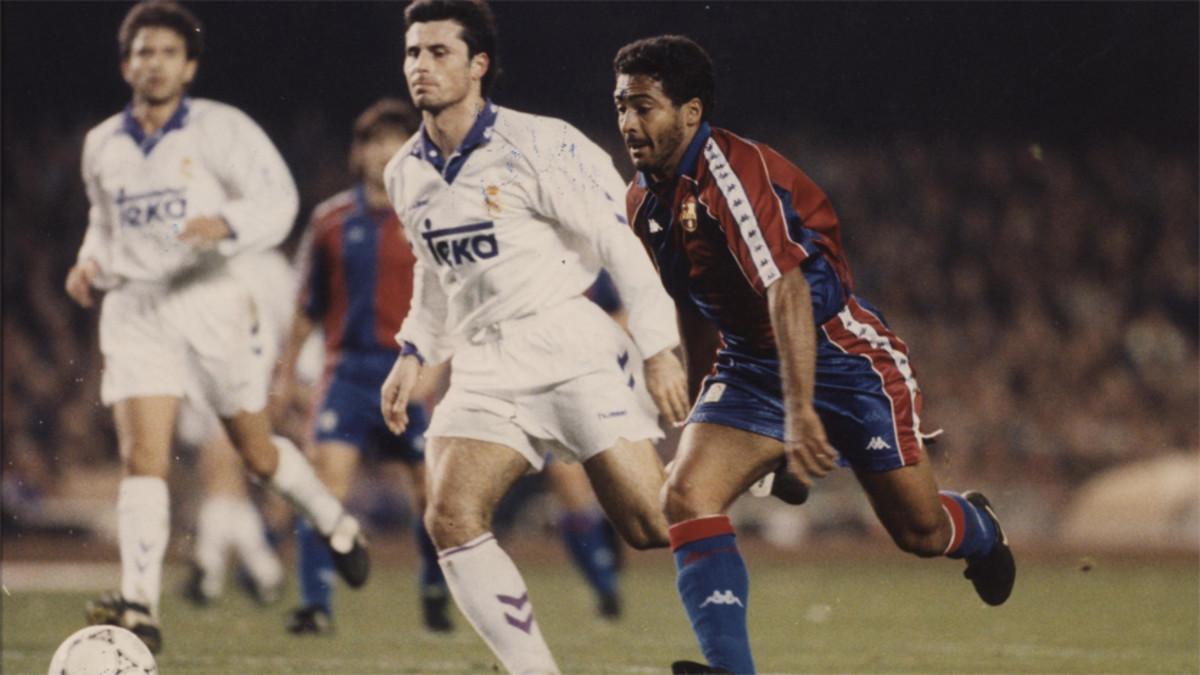 Romário supera a Alkorta con su famosa 'cola de vaca' en el 5-0 del Barça-Madrid de 1994