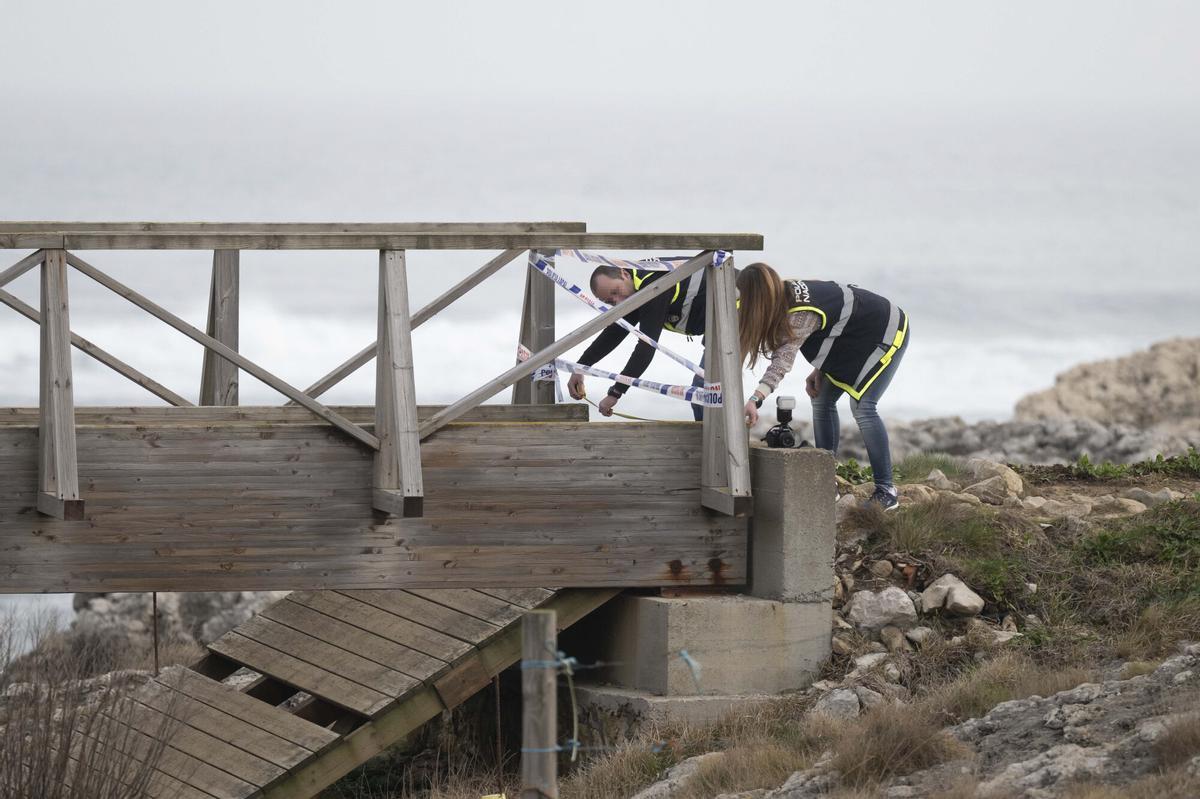 Las labores para tratar de encontrar a la persona desaparecida tras el colapso.