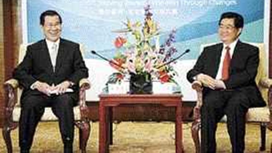 El presidente chino Hu Jintao (dcha.), junto a Vincent Siew, ayer. / Reuters