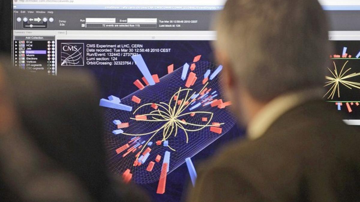 Un científico observa las primeras imágenes de la colisión de haces de protones a máxima energía, en la sala de control del gran acelerador LHC, el 30 de marzo del 2010, en Ginebra.