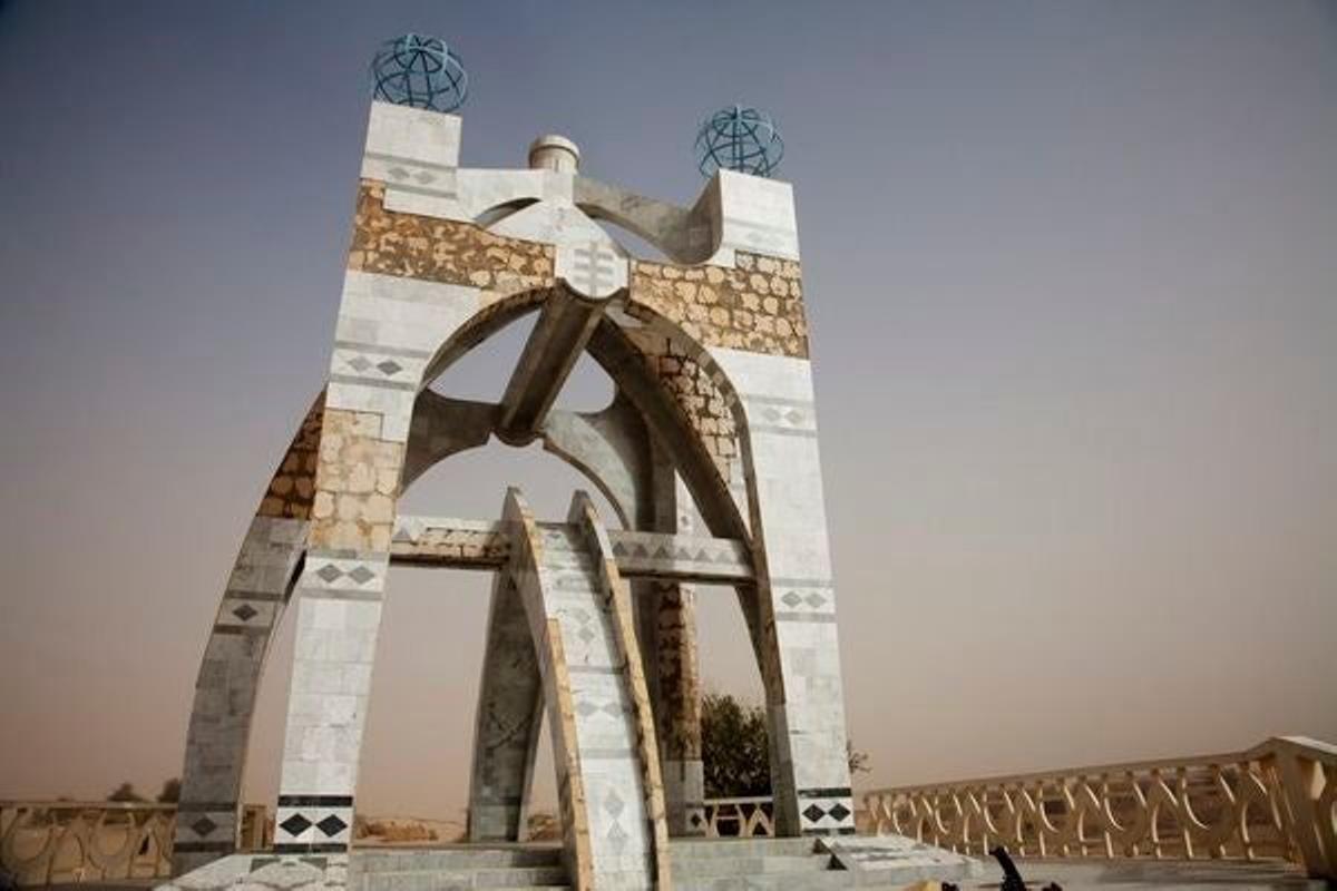 En Tombuctú podemos el monumento de la Llama de la Paz para conmemorar el fin de la Rebelión Tuareg