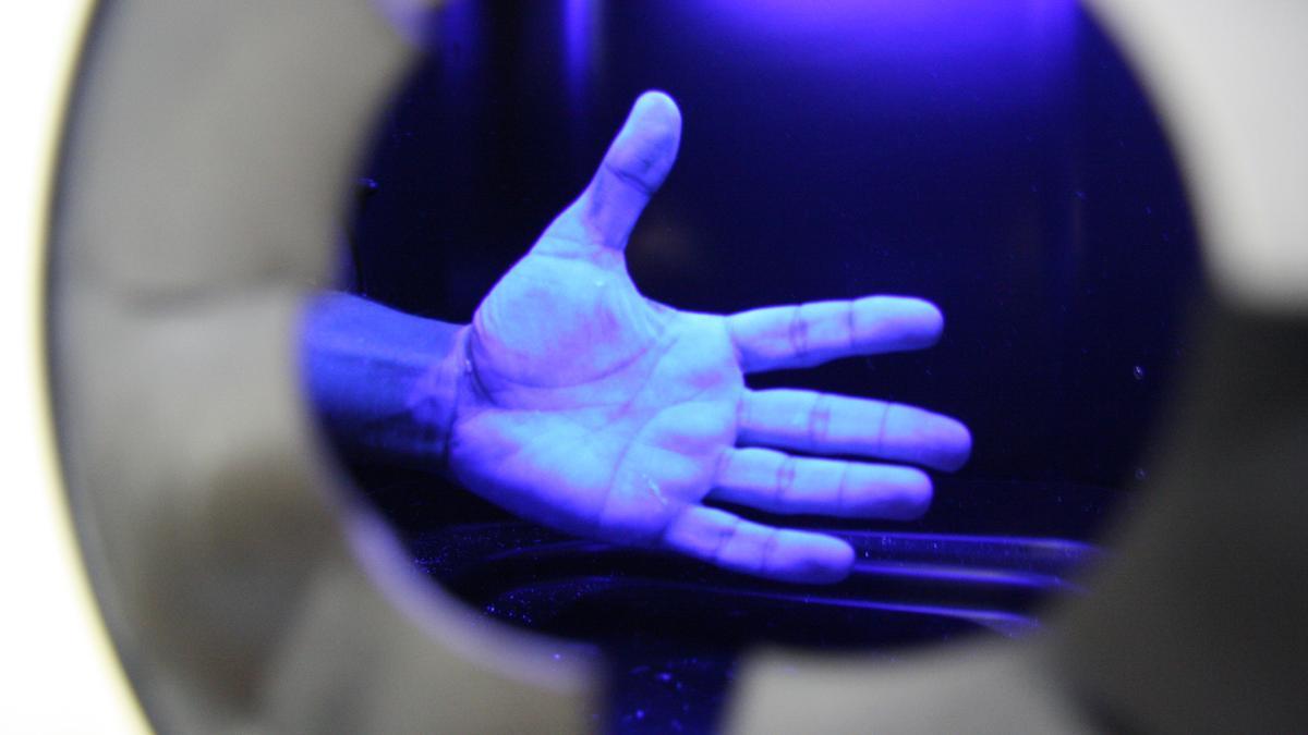 Una imagen ultravioleta sobre una mano sucia, aunque no lo parezca