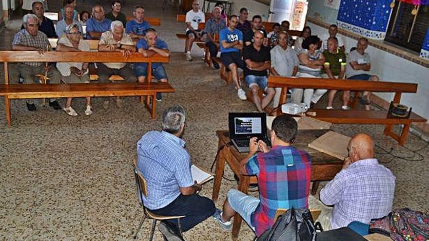 Charla del arqueólogo Román Rodríguez con los vecinos de Ferreras de Arriba.